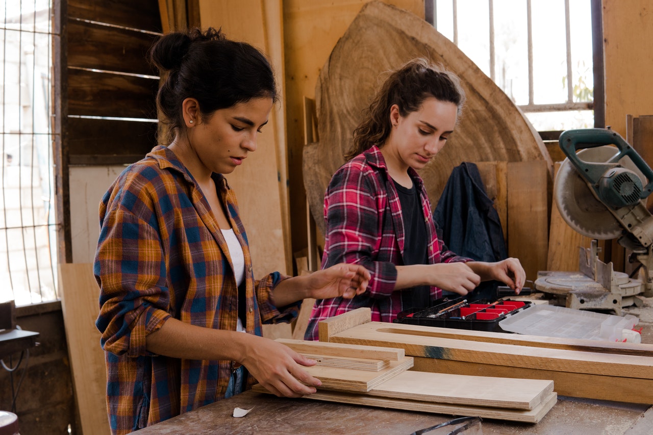 dos chicas trabajando