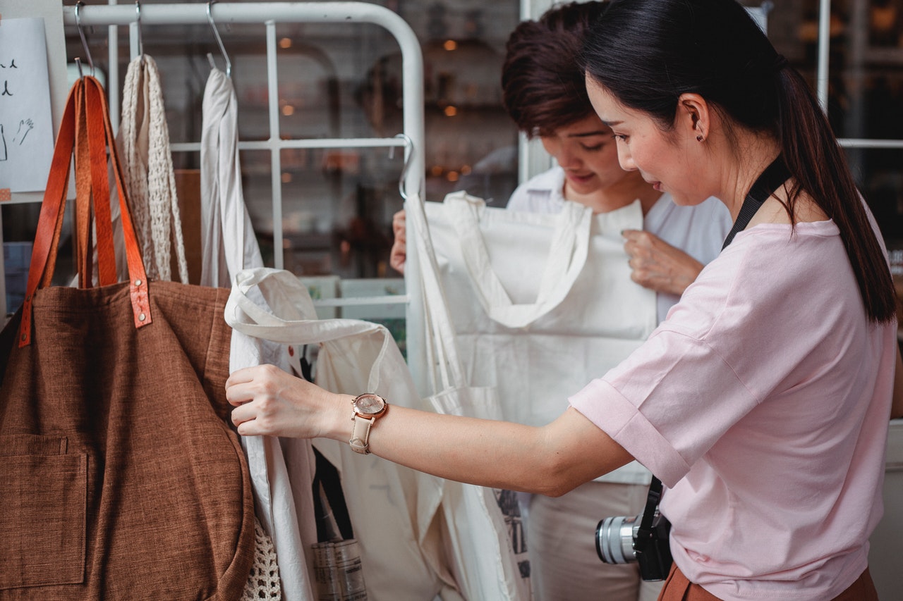 chicas en una tienda de ropa sostenible