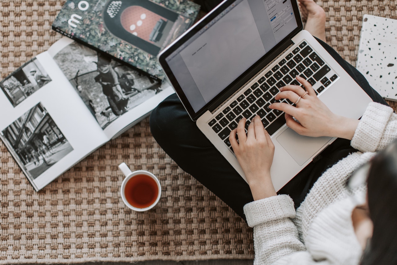 mujer beneficiándose del teletrabajo