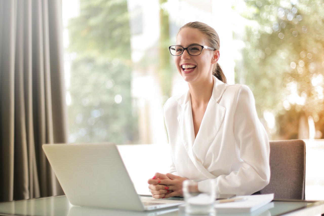 mujer en importante puesto de trabajo